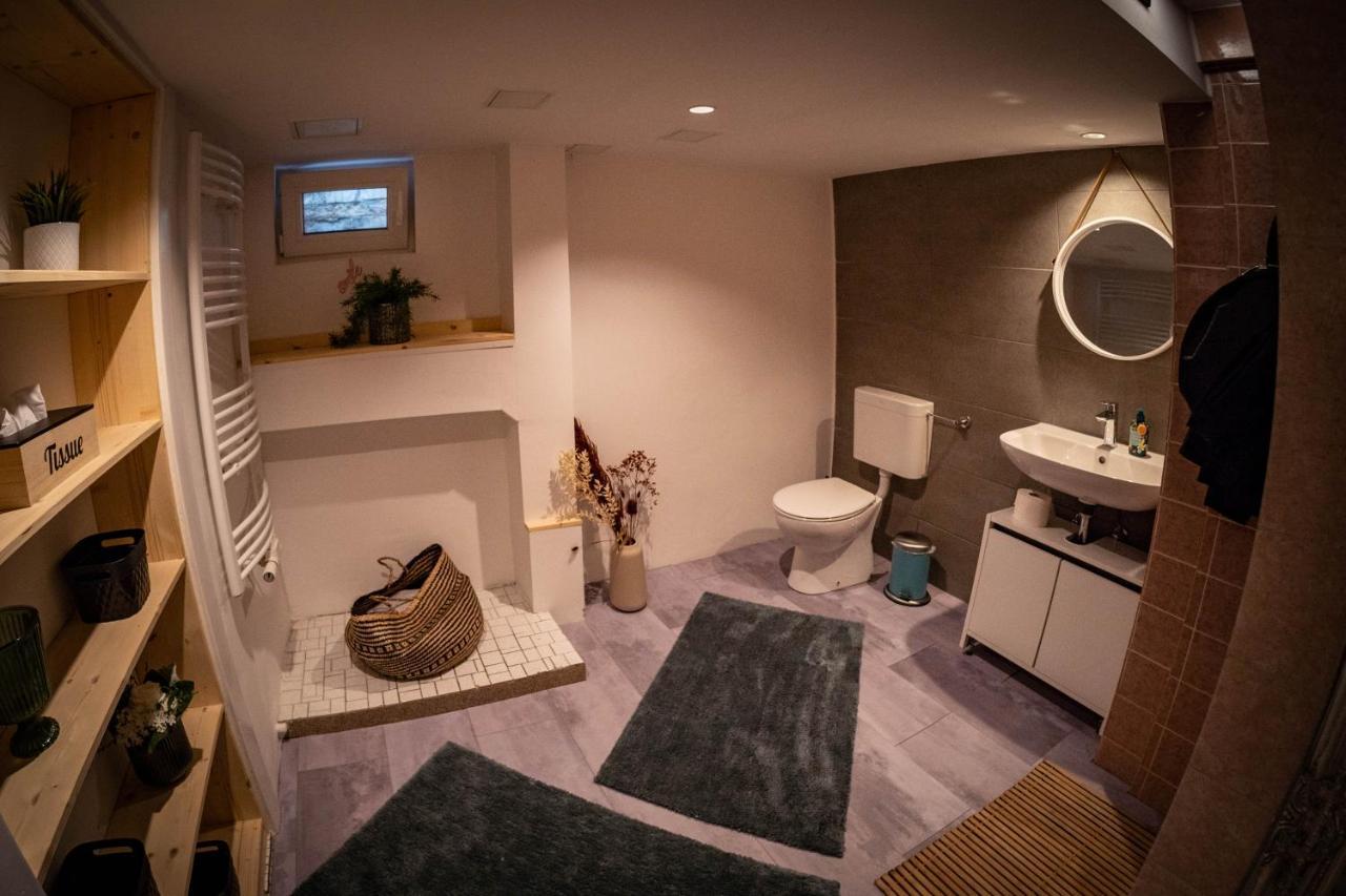 Gemuetliche 2-Zimmer Souterrain Wohnung Düsseldorf Esterno foto